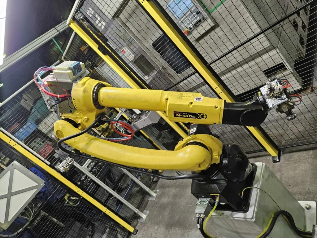 Robot Fanuc intégré dans une cellule industrielle C.A.I.