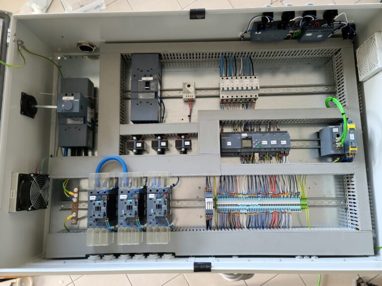 Armoire électrique industrielle réalisée par C.A.I à Entrammes (Mayenne), équipée d’un automate Siemens LOGO!, d’un IHM LOGO! TDE et d’un analyseur PAC1020 pour la gestion du cycle de chauffe et de refroidissement d’un outillage de préformes en plastique composite.