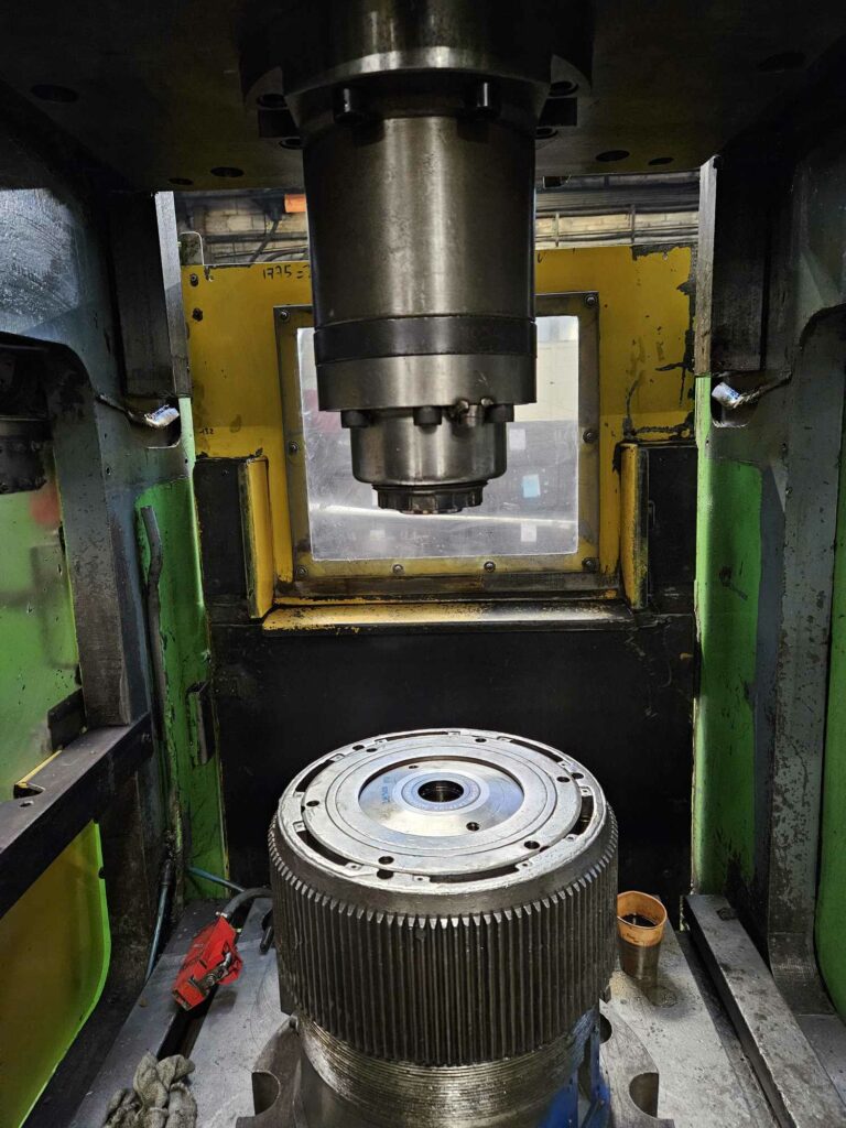 Laboratoire presse robot Fanuc forge